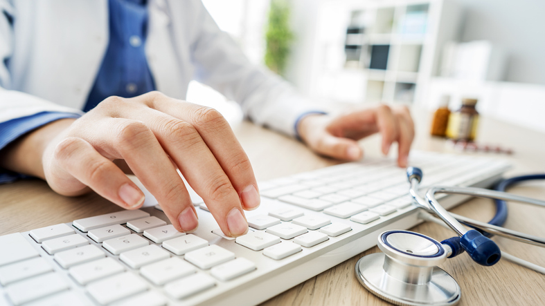 clinician doing manual documentation when they could be using ai-powered clinical notes